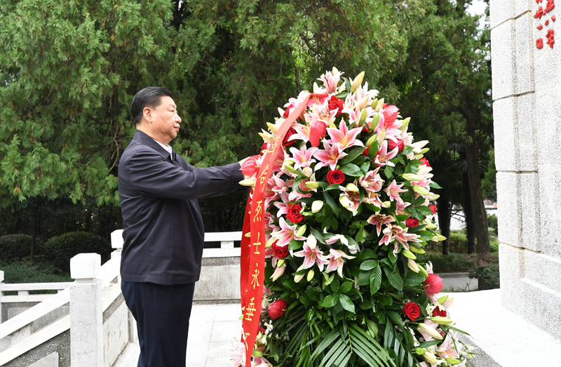 9月16日至18日,中共中央总书记、国家主席、中央军委主席习近平在河南考察。这是16日下午,习近平来到位于信阳市新县的鄂豫皖苏区首府烈士陵园,瞻仰革命烈士纪念碑,向革命先烈敬献花篮。 新华社记者 谢环驰 摄
